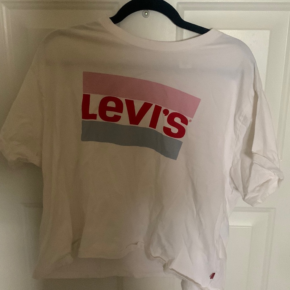 Cute flowy white levi’s crop top